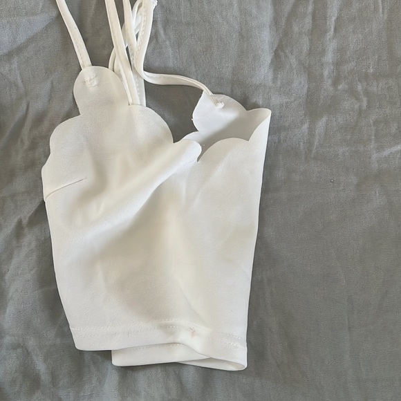 Simple Whute crop top adjustable - Picture 3 of 3